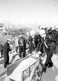 �е������쵼ͬ־���ž����侯���ӹٱ���ȫ�и��и�ҵ�������Ͷ����һ��μ�����ӹ��������Ͷ�border=0