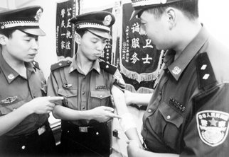 民警孙刚被咬伤的手臂