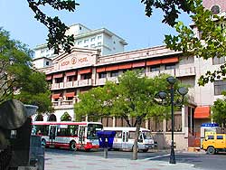 ��˳�´󷹵꾭����һ����ʮ����ķ������̣��Ա�����Ӣ���ŵ佨���ķ���ŷ�������͵���԰��佨�����ص�