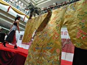 17日上午，南京新街口商場舉辦“南京雲錦服飾秀”，展示了中華民族服飾文化的魅力