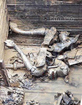 九连墩战国楚墓出土精美虎座凤架悬鼓图